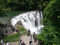 迫力の大瀑布！！
台湾のナイヤガラと呼ばれているとかいないとか・・・。

もちろん規模は違いますが、迫力がすごいし、水しぶきがすごいです。