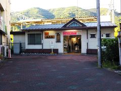 小田急線の「新松田駅」を出てすぐの所に、ＪＲ御殿場線の「松田駅」があります☆

ここは（まだ）神奈川県ですが、ＪＲのロゴがＪＲ東海のオレンジ色で、Suicaとは違うTOICA（トイカ）区間です。もちろん、Suica／Pasmoも普通に使えます☆