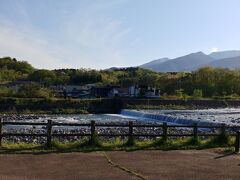 温泉街を流れる川
歩いて渡るのは　初めてです