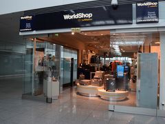 まずはワールドショップ。
ワールドショップはターミナル2の2階にひっそりと。

フランクフルトくらいの大きな店舗を想像していたけど意外と小さい。