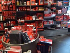 ゴハンを食べた後は同じ広場にあるFC・バイエルン・ミュンヘンのお店をチラ見。

私はサッカーはさっぱりなんですけどねｗ
店内はチームカラーの赤の雑貨がいっぱい！

結構可愛くてお土産にもよさげ。