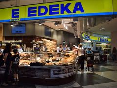 次にやってきたのはスーパーのE EDEKA。

コチラも広場にあり、ちょうどエアブロイの向かいくらい。
結構広いスーパーです。

お店にはベーカリーもあり結構たくさんの人が買っている。
すっかり忘れていたけどプレッツェル買って帰ればよかった。