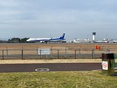 高松空港の脇にあるさぬきこどもの国です。間近で飛行機観察もでき、充実した遊具もあり素晴らしい公園です。
飛行機オタ一家なので、家の近くにあれば毎週行っていると思います。

1番の飛行機オタな夫は撮影開始。。