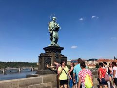 こちらはチェコ名物カレル橋にいるネポムツキー像です。