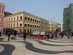モザイクの石畳が美しい『セナド広場』。広場を取り囲む建物も美しい。