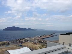 栗林公園から高松駅まで歩きました。かなり距離はありましたが、住宅地と繁華街の両方を感じることができました。写真は、高松駅近くのサンポートから瀬戸内海を見たものです。左が女木島で、その後ろに薄く見えるのが男木島です。