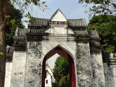 プラ ナーラーイ ラーチャニウェート宮殿博物館に入ります。
高い壁でぐるりと囲われた中には、城壁で囲まれた宮殿が建っています。
営業時間：遺跡　7:00-17:30　博物館　9:00-16:00
休業日：博物館　月、火
入場料一人150バーツ。
