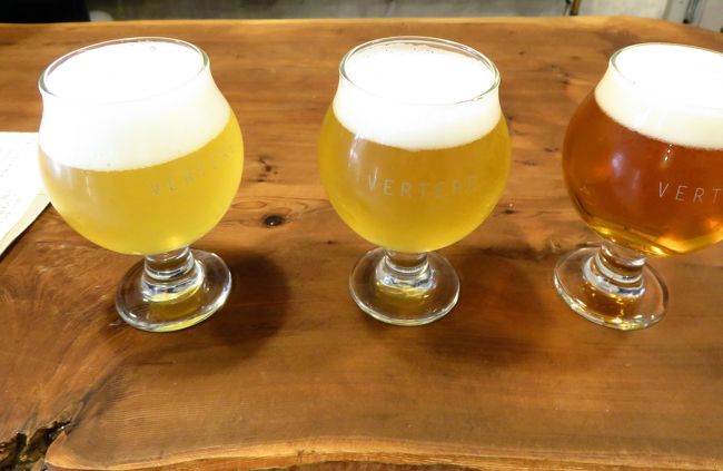 3種類お試ししました。<br />たぶんGoldenとSession IPAとBelgian Wheat<br />とても詳しく説明してくれたんですけど<br />どれがどれだか忘れてしもて。<br />苦かったのがSession IPAだったかしらん？<br />たぶん一番左が一番おいしいと思ったBelgian Wheat。<br />唐辛子婆は小麦の無濾過のビールが大好きなんです。