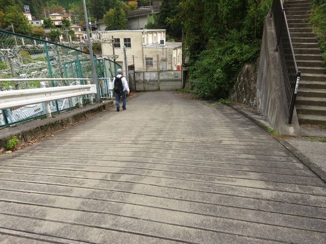 慌てて戻って坂道を下って