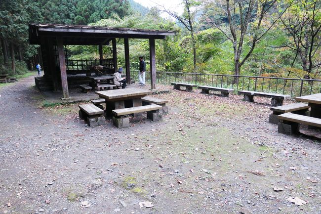 ここの東屋から川沿いの道へは