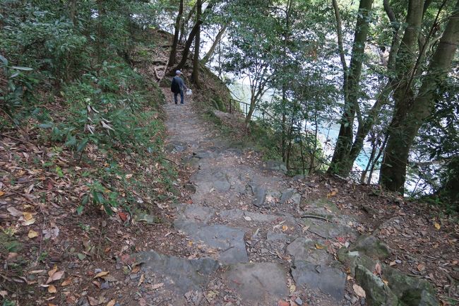 とても急で狭い階段を下りまする。