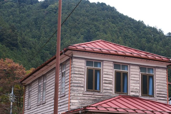 このレトロな建物のところから鳩ノ巣駅の方へと坂道を登って