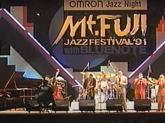 まずは1986年から2004年まで開催された Mt. Fuji Jazz Festival。
場所は1996年までは河口湖畔の特設ステージ。その後、富士スピードウェーや富士急ハイランドに移って2004年まで続いた。河口湖から移った後は参戦していない。
河口湖畔はよかったなぁ。ステージのバックには河口湖超しの富士山。広大な客席の周りを囲むように多くの出店。食べて飲んで騒げる。アーティストにも大好評だったようで、プレーのテンションも高かった。当然、観客の盛り上がりも凄い！