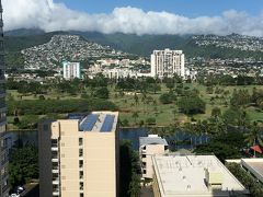 ワイキキパークハイツ外廊下から山側の風景。
アラワイゴルフコース越しの住宅街。