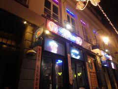 ベルギーに来たからにはベルギービールを飲もうと地元のバーに行きました。