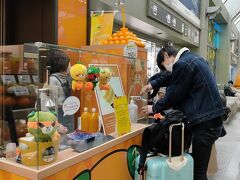 松山空港到着。
蛇口からでるみかんジュースに人が並んでます。