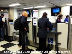 コンゴーニャス空港(Aeroporto de Congonhas)

代替バスで本来のコンゴーニャス空港(Aeroporto de Congonhas)に運ばれました。
その時点で既に予約していたフォス・ド・イグアス国際空港(Aeroporto Internacional de Foz do Iguaçu)行きは離陸済み。その日のLATAM航空(LATAM Airlines)のフライトはもうないため、カウンターで他社便へ変更を依頼しました。


フォス・ド・イグアス国際空港：https://ja.wikipedia.org/wiki/%E3%83%95%E3%82%A9%E3%82%B9%E3%83%BB%E3%83%89%E3%83%BB%E3%82%A4%E3%82%B0%E3%82%A2%E3%82%B9%E5%9B%BD%E9%9A%9B%E7%A9%BA%E6%B8%AF
フォス・ド・イグアス国際空港：http://www4.infraero.gov.br/aeroportos/aeroporto-internacional-de-foz-do-iguacu-cataratas/contato/