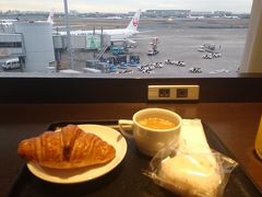 旅のスタートは羽田空港から。今年からダイヤモンド昇格なので、ダイヤモンド・プレミアラウンジから。
サクララウンジと違って軽食とスープがあります。ちなみにビールの銘柄もこっちだとプレモルとかワンランク上のビールになります。