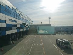 やや遅れ気味ですが大阪伊丹空港に到着。
天気は冬の晴れ空でした。