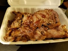 　ワンチョッパル（豚足）も日本ではなかなかありつけない料理ですが、私は訪韓のたびに食べ比べをするほど大好きです。ソウルでは東大入口駅近くの奨忠洞（チャンチュンドン）チョッパル通りや南大門市場が有名ですが、私のベスト・チョッパルは麻浦区孔徳（コンドク）駅近くの「オヒャン・チョッパル」です。
　写真（２０１９年撮影）は、夕食に豚の焼肉を食べたのに、どうしても食べたくなりテイクアウトした時のものです。