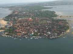 インドネシアの観光地バリ島に、やってきました。

飛行機は、バリ島の空港に着陸するため、旋回中です。