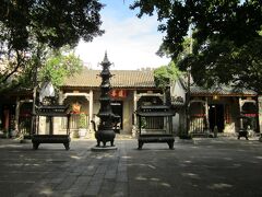 道の途中で見た寺院。
蓮峯廟という、1592年創建の道教寺院だそうです。
