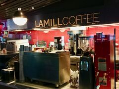 デルタ航空の搭乗口そばにある、LAMILL COFFEEを発見。シルバーレイクで行きたかった店なのでラッキー。アイスコーヒーもマフィンも美味しい。
https://www.lamillcoffee.com/locations