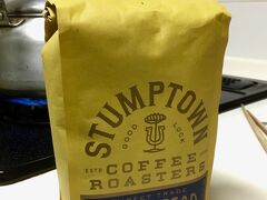 自宅に戻り、早速Whole Foods Marketで買ったスタンプタウンの豆でコーヒーを淹れる。次にLAに行く時には、ローストをしている店に行きたいなぁ。