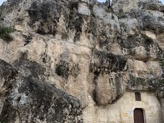 洞窟って　わかるサンタ マリア デ イドリス教会  
１０００年
教会の名前はギリシャ語のHodegetria(道の案内、または水)に由来し、ビザンチン僧侶たちにより聖ヨハネに捧げたものとして知られます。