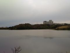 釧路市外に移動し、春採湖に来ました。
海につながっているので汽水湖のようです。