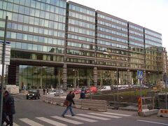 ストックホルムでのホテルは、Clarion Hotel Sign クラリオンホテルサインと言うストックホルム中央駅のすぐ横にある近代的なホテルです。
ホテルの前は公園になっていて工事中でした。
