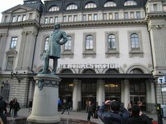 2日目は、午後からお仕事なので午前中に旧市街を観光です。
地下鉄で移動しました。
中央駅の入口です、この駅は東京駅と同じで巨大駅ですからもの凄く大きい駅です。地下鉄や国鉄の拠点となっている駅です。
