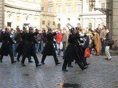 さて、ストックホルム宮殿に移動します。
昼過ぎに衛兵の交代式があるそうなので見学に行きます。
王宮に入った瞬間に衛兵が行進して少しビックリ。
