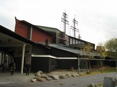 戦艦ヴァーサ号博物館へ向かいます。
ヴァーサ号は1628年に処女航海に出航して数百メートルで沈没してしまったバルト海最大の戦艦、バランスが悪く傾いたら沈没したそうです。
