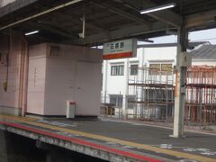 8時25分、日根野。

関空の乗り換え駅。１名乗車。これでこの車両３人。それにしても少ないな。