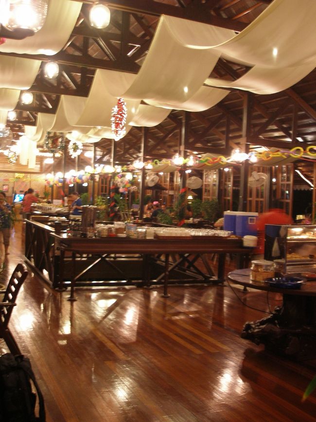 水上コテージのお食事エリア<br />みんなここで食べます。ビュッフェスタイルです。