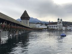 BrienzからLuzernに移動。
夕方ですが、曇って天気が悪い・・・。
時間があまりないので、駅前のカぺル橋を渡るだけにしました。

実はLuzernは数度、乗り換えのために降りたことのある駅。駅は大きく、たくさんお店があるのでお土産や食料の調達には困りません。でも意外と時間がなく、観光はほとんどしたことがない・・・。この橋を渡るのも、初めてでした。