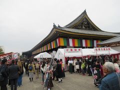 バスを降りてせっかくなので京都観光。京都駅から歩いて行ける観光地と言うことで三十三間堂へ向かいました。
三十三間堂へ行くのは修学旅行以来なので数十年ぶりです。
撮影禁止でしたが中の仏像は圧巻でした。見た記憶が抜けていたので新鮮な気持ちで見ることができました。