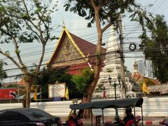 カオサンの南側の通り、ワット・チャナソンクラームの前で降ります。