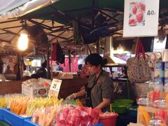 まだまだ明るいタラート・ロットファイ・ラチャダーです。

