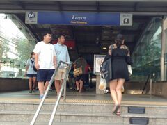 そして夕方になってきたので、
ファイクワーン駅から一駅のタイカルチャーセンターに行き、
タラート・ロットファイ・ラチャダー (ラチャダー鉄道市場)に行きます。

