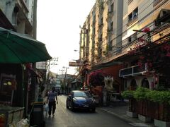 ジ アトリウム ラチャダ 13ホテル、
今回2度目のチェックインです。
The Atrium Ratchada13、一泊3,621円。
ホテルの前の通りです。
