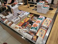 駅弁を買おうと、東京駅エキナカの駅弁店 '祭' に入りました。

うわぁ～、たくさんの駅弁が並んでいますね。
小淵沢駅の丸政'八ヶ岳高原の鶏めし'980円。
高崎駅のたかべん'鶏めし弁当'1,000円。
大船駅の大船軒'台湾風ルーロー飯弁当'950円。
仙台駅のこばやし'牛たん弁当'1,380円。

えっ？
ここ、東京駅だよね。
はい、コチラのお店は、日本各地の名物駅弁が200種類以上並び、東京駅に居ながらにして全国の多彩な駅弁の味が楽しめるんです。

※駅弁屋 祭 (JR東日本フーズ)
→https://www.jr-foods.co.jp/matsuri/

へぇー、200種類以上とはすごいですね。
でも、アレがないんですよ。
はい、東海道線の駅弁と言ったら、私にはアレなんです。