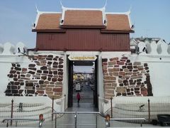 旧市街の東西南北にはゲートがありますが、唯一昔の姿を残すのがチュムポーン門。ターオ スラナリー像のすぐ裏手にあります。