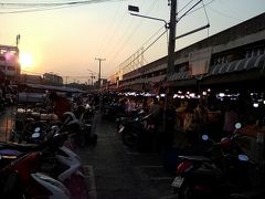 宿の近くにあるローカルナイトマーケット「ヤー モー市場」。