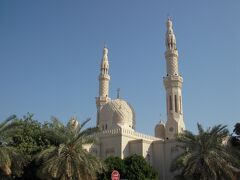 白亜のモスク　ジュメイラ・モスク

タイトル写真のモスクです。