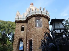さて、サグラダ・ファミリアで時間をとりすぎましたが、バルセロナのガウディ作品としてサグラダ・ファミリアについで有名なのが「グエル公園」です。

「グエル公園」は、ガウディとパトロンのグエル伯爵が1900年から1914年にかけて作り上げたガウディの夢の分譲住宅でしたが、その夢であった「自然と芸術が融合した住まい」は、２人のいきすぎた奇抜なデザインや、自然の中で生活するという価値観が、当時の人に受け入れられず大失敗。60軒が建設予定でしたが、売れたのは２軒のみで、買い手はガウディとグエル伯爵の２人だけだったという笑えない話のある場所です。
もちろん今は市の公園として寄付され、バルセロナ有数の観光スポットになっています。