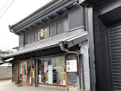 呉服の新川屋
1846年創業という商家です。国の登録有形文化財となっている土蔵造りの店舗（見世蔵）は明治23年（1890）に建築されたようです。
