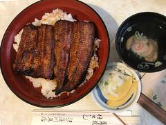 鰻の江戸屋さんで昼食
流山と言えば「うなぎ」だそうなので、お昼は友人お勧めの江戸屋さんへ。
日曜日とあって満席！！
３組待ってやっと席に着くことが出来ました。
この時は店内禁煙じゃなくて、ちょっとがっかりでしたが、うなぎは美味しかったです。
