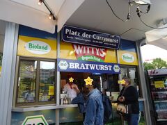 Uバーンに乗って、Wittenbergplatz駅まで戻ってきました
今日はパンをかじっただけのランチだったので、駅前のポテトを買ってみます